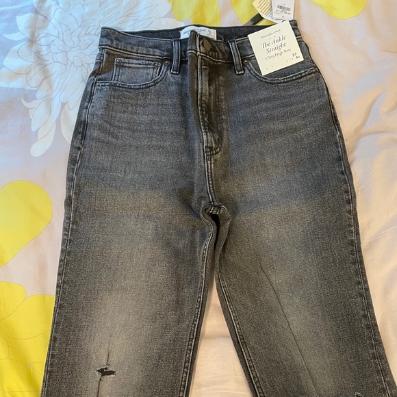 Abercrombie new ultra high rise straight leg jeans - Picture 3 of 4